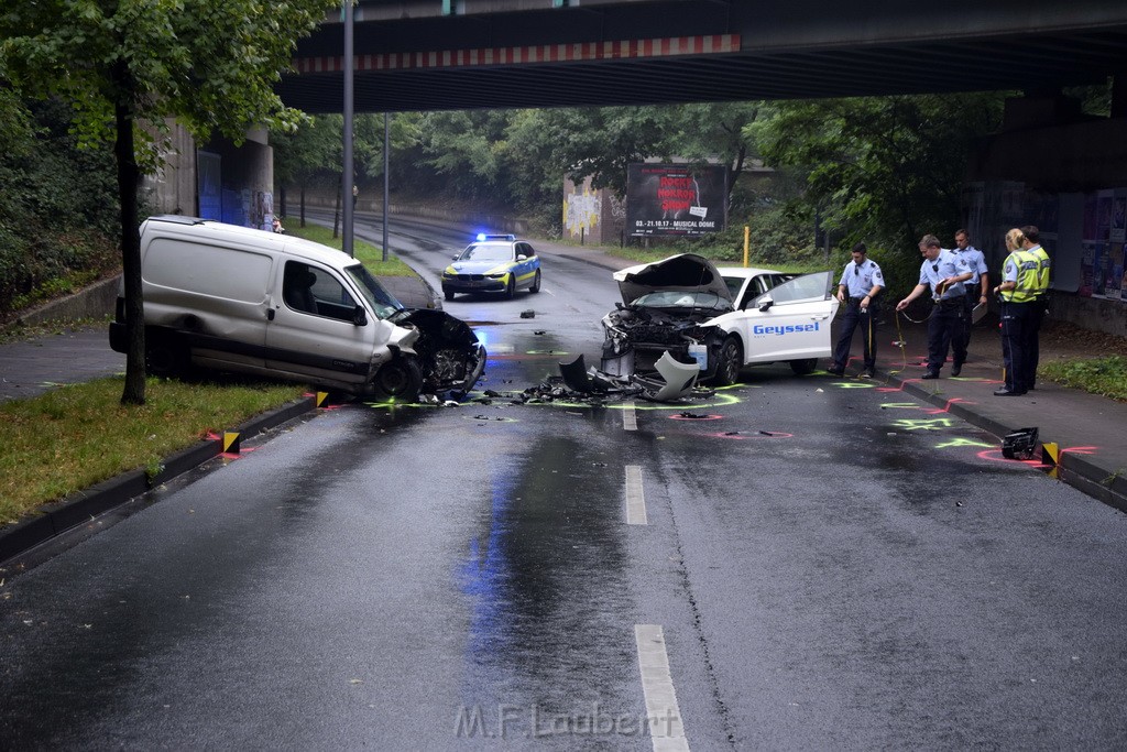 VU Frontal Koeln Hoehenhaus Berlinerstr vor Leuchterstr P20.JPG - Miklos Laubert